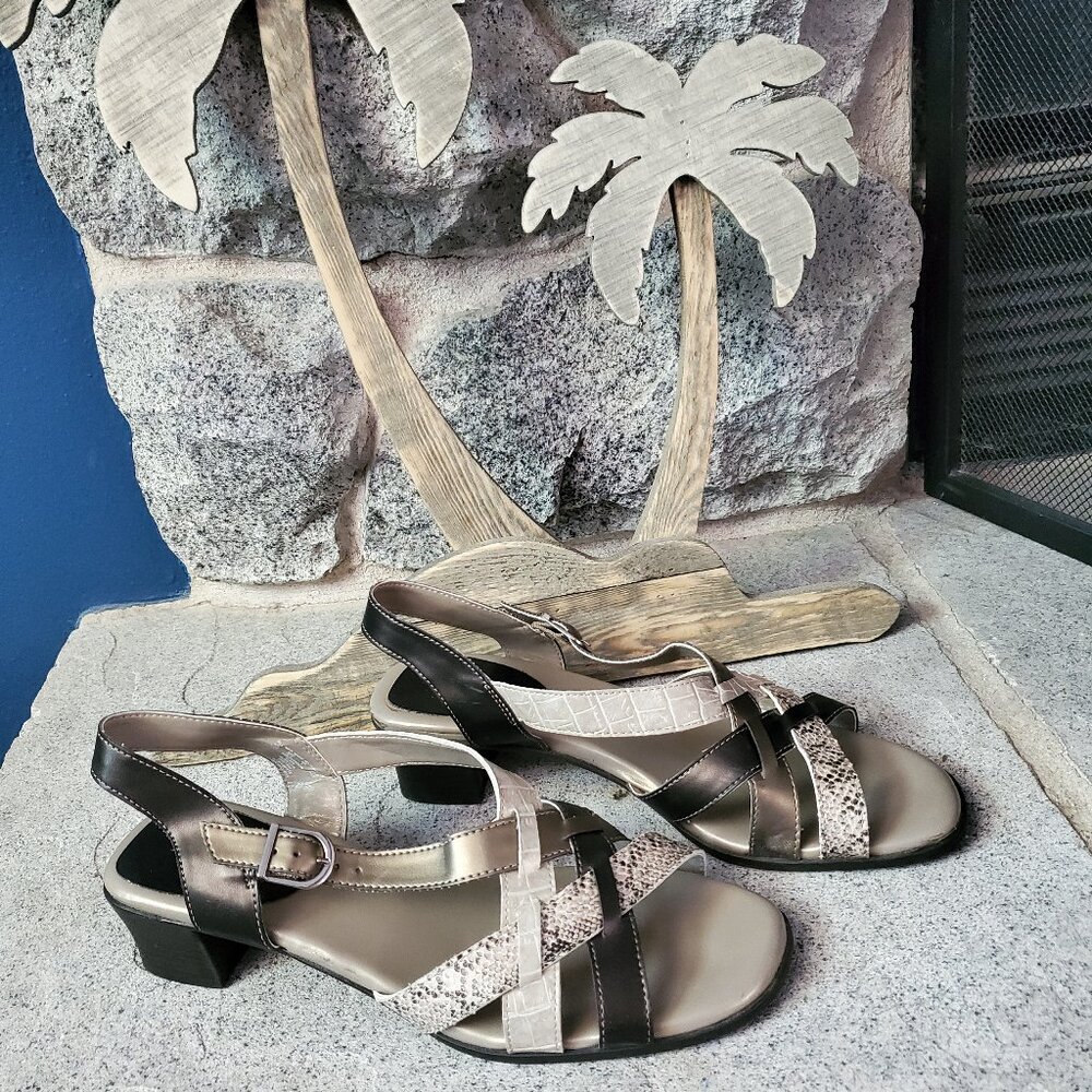 I Love Comfort Sunshine Sandals in Taupe size 8.5 MED Snake Skin Print